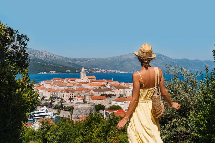 Pogled na Korčulo. Korčula je južnodalmatinski otok v Srednjem Jadranu. Leži južno od Hvara, severno od Lastova in zahodno od Pelješca. | Foto: Shutterstock