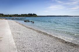 Plaža Portorož. Nasipavanje proda na obali morja.