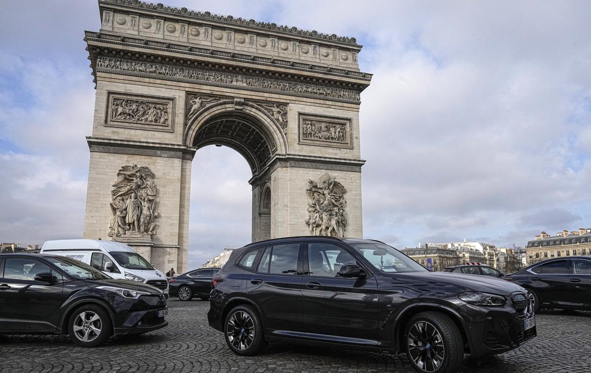 Pariz, promet | Pariška županja, socialistka Anne Hidalgo, je decembra ukrep utemeljila z besedami: "Večji kot so, bolj onesnažujejo."  Opozarja, da t. i. suvi porabijo tudi ogromno prostora. Od leta 1990 se je teža povprečnega avtomobila povečala za 250 kilogramov. Številni ukrepu nasprotujejo.  | Foto Guliverimage