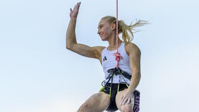 Janja Garnbret se v lov na medaljo podaja kot najboljša v polfinalu! Mia Krampl do 17. mesta.