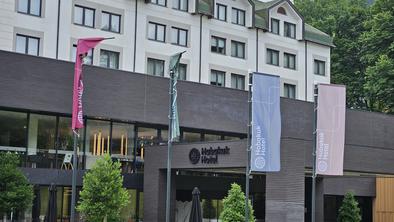 Nasprotna dejstva družbe Metalka Commerce v zvezi s člankom o hotelu Habakuk