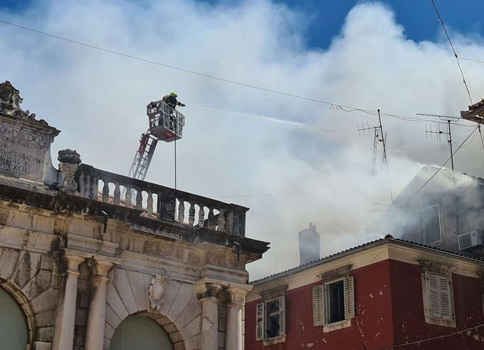Gašenje požara v starem mestnem jedru Zadra | Foto: STA ,