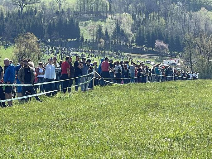 Več kilometrov dolge kolone vozil, na deset tisoče obiskovalcev in polni obronki hribov ob skorajda vseh dostopih do hitrostnih preizkušenj. | Foto: Gregor Pavšič