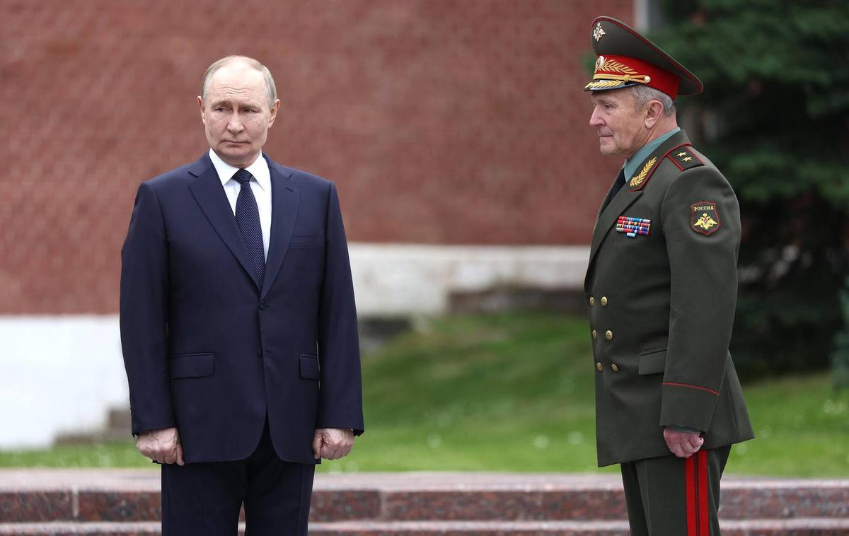 Vladimir Putin | Ruski predsednik Vladimir Putin danes svetovno politiko vidi kot igro z ničelno vsoto: če zmagajo drugi, izgubi on, in če izgubijo oni, zmaga on. Tako pravi ameriški diplomat Robert Joseph, ki se je večkrat srečal s Putinom. Na fotografiji: Putin in neki ruski častnik junija letos na spominski slovesnosti ob obletnici nemškega napada na Sovjetsko zvezo. | Foto Guliverimage