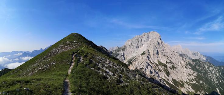 Zadnji del poti po grebenu do vrha Slemena. Na desni strani nas spremlja Kukova špica. | Foto: Matej Podgoršek