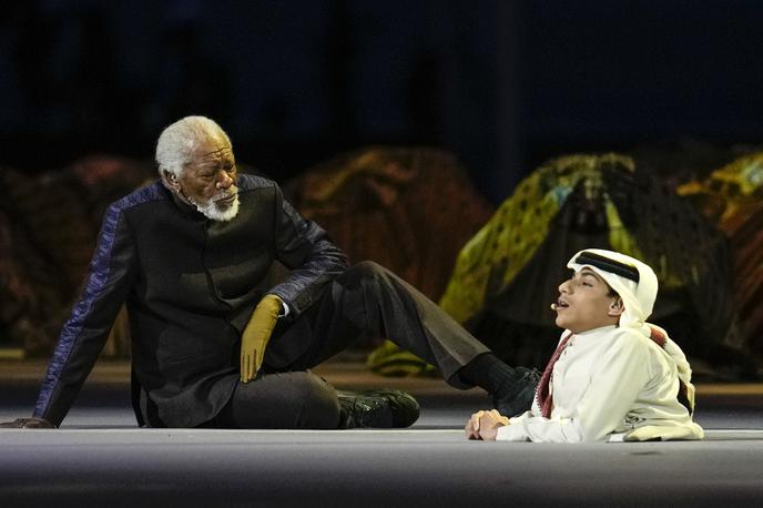 Morgan Freeman, Katar | Morgan Freeman na odru katarskega odprtja z Ghanimom al Muftahom, 20-letnim katarskim youtuberjem in govornikom, ki se je rodil z redko motnjo, sindromom kaudalne regresije, zaradi katerega nima razvitega spodnjega dela telesa. | Foto Guliverimage/AP