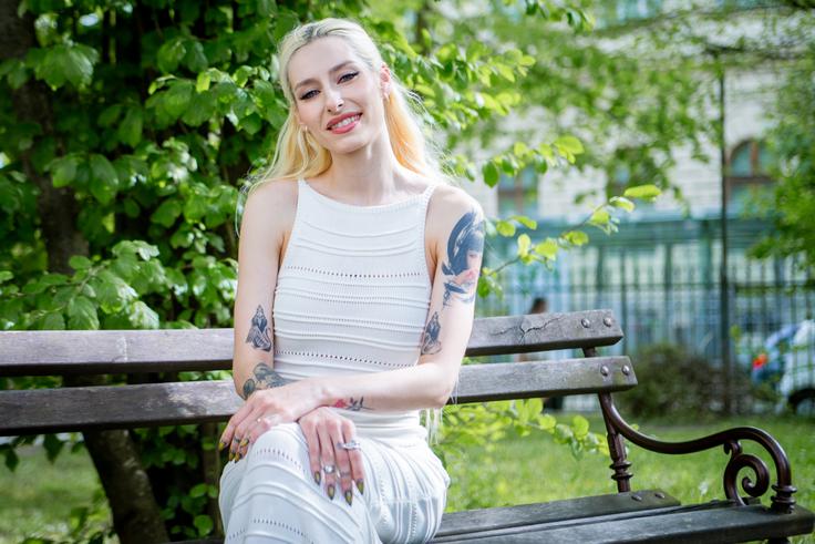 "To, da sem moški (smeh, op. a.). Da sem transspolna oseba. Ne bi rekla, da se mi zdi žaljivo, ampak mi je smešno in bizarno," je v smehu odgovorila na vprašanje, kaj je najbizarnejša stvar, ki jo je prebrala o sebi. | Foto: Gaja Hanuna