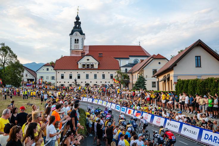 Številčna podpora ob progi kriterija Tadeja Pogačarja v Komendi.  | Foto: Nik Bertoncelj / Pogi challenge