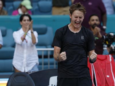 Američan presenetil in izločil Carlosa Alcaraza