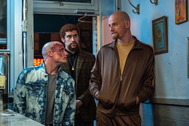 Ruska mafijca in Mehičan, ki vodi njune mamilarske operacije in ga upodobi glasbenik Bad Bunny | Foto: Jučer