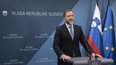 Proračunski primanjkljaj v 11 mesecih tik pod milijardo evrov