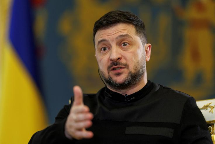 V Kijevu naj bi bili na pogovore neposredno z Vladimirjem Putinom trenutno pripravljeni predvsem zato, ker so po njihovi oceni na bojišču na vzhodu Ukrajine v veliko boljšem položaju kot lani, zasluga za to pa gre predvsem ukrajinskim dronom, ki ruske ofenzivne operacije pogosto zaustavijo, še preden dosežejo frontno črto. Na fotografiji ukrajinski predsednik Volodimir Zelenski.  | Foto: Reuters