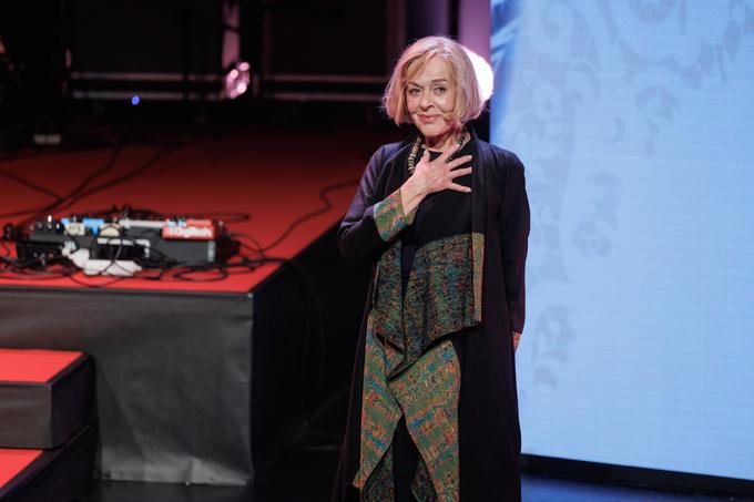 Milena Zupančič: "Gre tudi za poniževanje, diskreditiranje, krajo in popolno nerazumevanje kulture. Ne skrivajo goljufivega referendumskega namena, da bodo s pljuvanjem po njej – po nas, lažje prišli na oblast," doda boleče Milena Zupančič. | Foto: STA