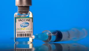 CDC odobril poživitveni odmerek cepiva Pfizer tudi za zaposlene v izpostavljenih poklicih
