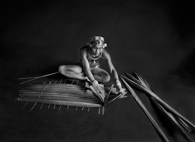 Teureum, sikeirei (šaman) in vodja klana Mentawai. Šaman iz listov sagovca pripravlja filter za sagovino. Otok Siberut. Zahodna Sumatra. Indonezija. 2008. ©Sebastião Salgado. Amazonas Images. | Foto: 