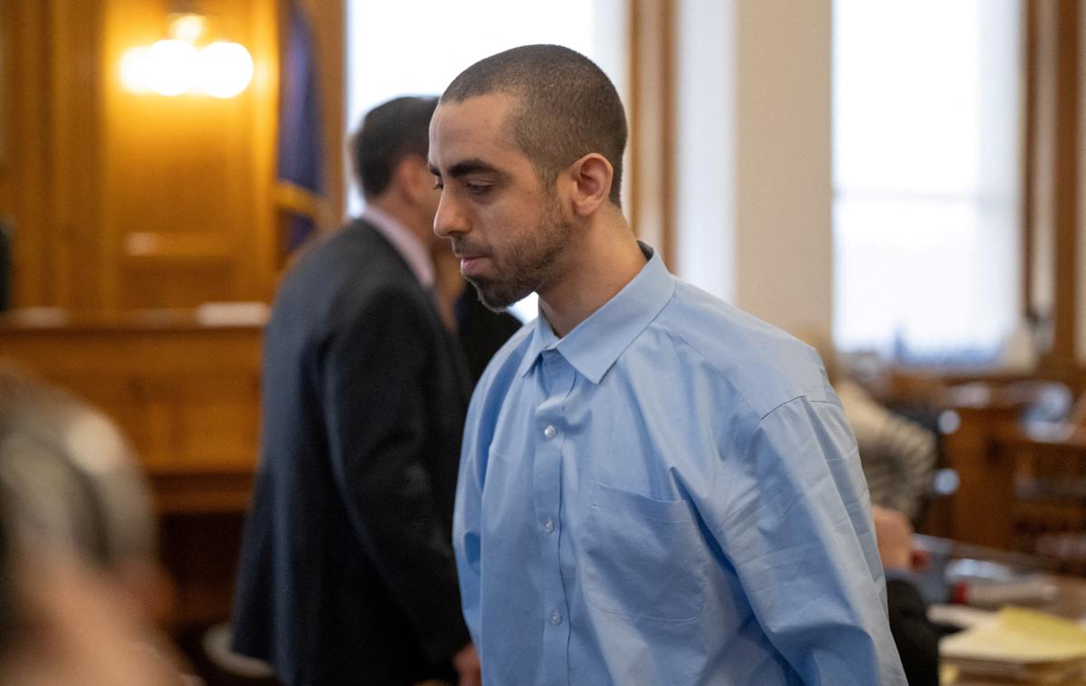 Hadi Matar, napadalec Salmana Rushdiea | Matar je povedal, da ga je k napadu spodbudil govor vojaškega vodje libanonskega gibanja Hezbolah leta 2006 v podporo smrtni obsodbi, ki jo je leta 1989 za Rushdieja izrekel iranski verski vodja Ajatola Homeini. Ta je s t. i. fatvo vsem muslimanom po svetu sporočil, naj ga ubijejo, ker v svoji knjigi Satanski stihi napada in žali islam. | Foto Reuters