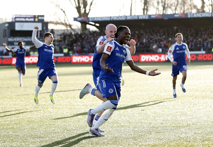 Isaac Buckley-Ricketts je prednost Macclesfielda, ki nastopa šele v šestem kakovostnem razredu angleškega klubskega nogometa, proti branilcem naslova iz Londona povišal na 2:0. | Foto: Reuters