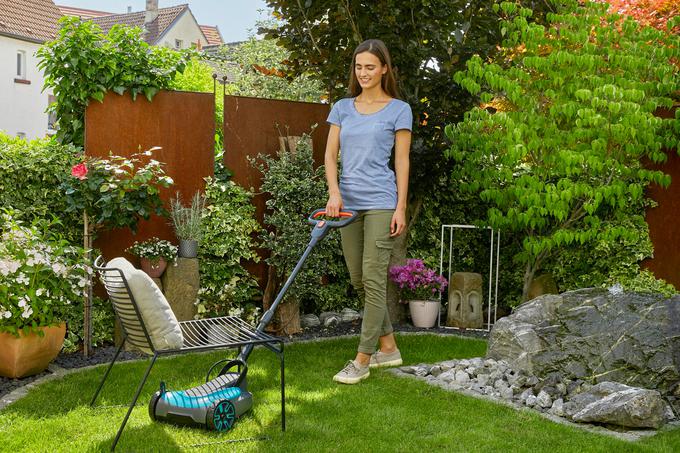 Kosilnica HandyMower je lahka, okretna in enostavna za upravljanje, zato boste brez težave boste pokosili težje dostopne kotičke. | Foto: Gardena