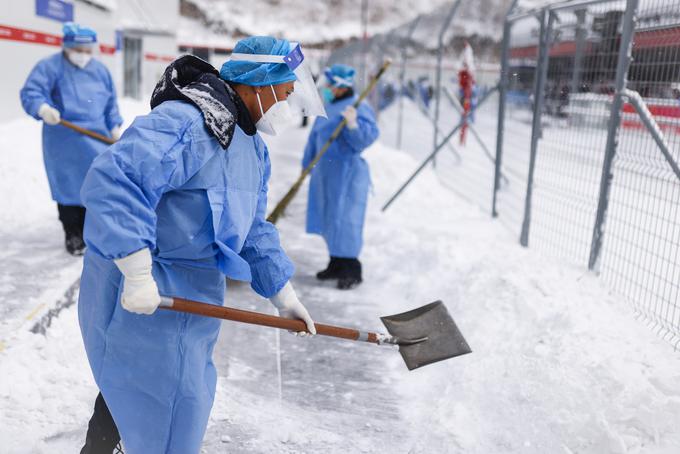 Peking čiščenje snega | Foto: Anže Malovrh/STA