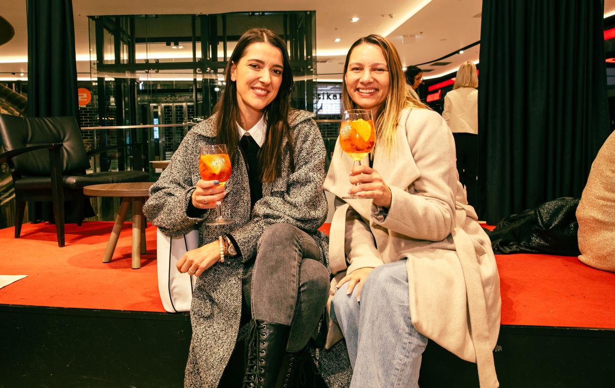 Alenka Husič, pevka, skupina Bepop; Iris Ošlaj, Sopranos Party Band Slovenia | Pevka Iris Ošlaj (desno) v družbi še ene glasbene kolegice Alenke Husič. | Foto Mediaspeed