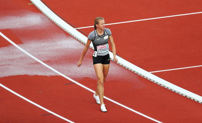 Približno 200 metrov pred ciljem se je ustavila in do cilja nadaljevala s hojo. | Foto: Getty Images