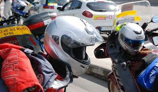Poškodovanemu motoristu čelado snamemo, če ne diha ali če bruha 