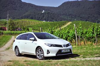 Toyota auris touring sports hybrid