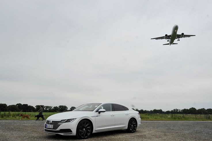 Oblikovanje: nova podoba Volkswagnovega obraza, elegantni GT-potovalnik usklajenih proporcev. Z avantgardo nadgrajuje zgodbo, ki jo je začel passat CC.  | Foto: Jure Gregorčič