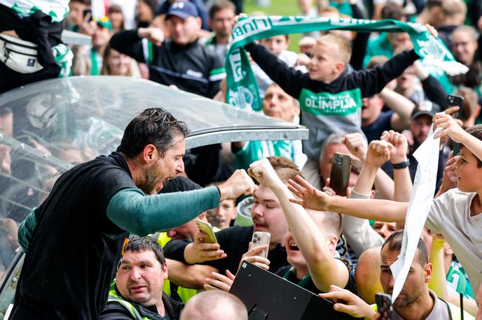 NK Olimpija, slavje | Victor Sanchez je Olimpijo popeljal do državnega naslova in play-offa za osmino finala konferenčne lige, nato pa se poslovil. Nasledil ga je Portugalec Jorge Simao. | Foto Aleš Fevžer