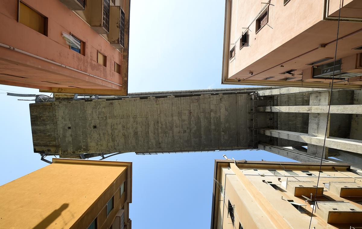 Genova | Viadukt Morandi se je zrušil prejšnji teden med nevihto, z njim je 45 metrov v globino zgrmelo več kot 30 avtomobilov in tovornjakov. | Foto Reuters