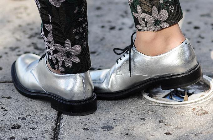 V trendu: oksfordski čevlji in srebrna barva. | Foto: Getty Images