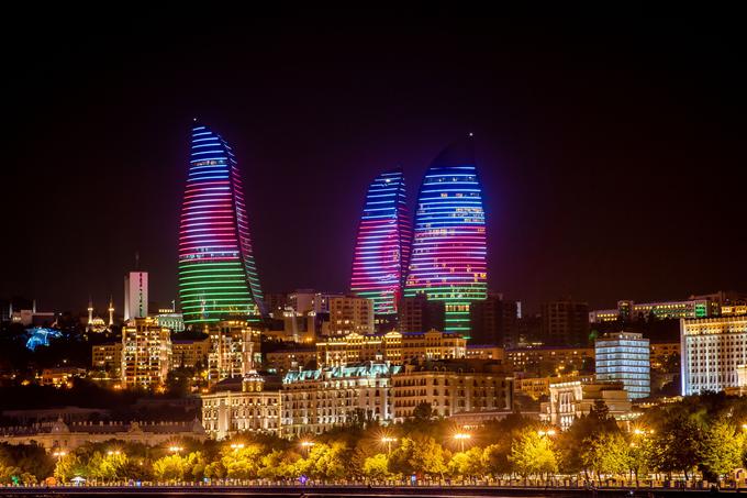 Takole je videti nočna panorama Bakuja in njegovih znamenitih ognjenih stolpnic, ki v višino merijo 182 metrov in so bile zgrajene leta 2007. | Foto: Getty Images