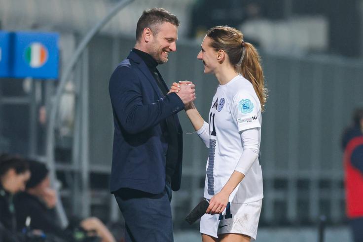 Lara Prašnikar kot ena izmed nosilk igre slovenske reprezentance zelo dobro sodeluje s selektorjem Sašo Kolmanom. | Foto: Aleš Fevžer