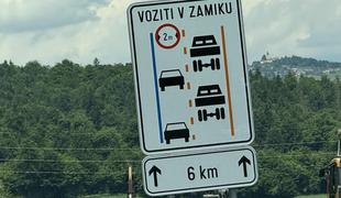 Če bi vsi res peljali 60 km/h? To se dogaja okrog novega prometnega znaka.