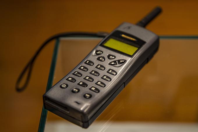 Ali veste, zakaj so bili telefoni NMT v Sloveniji (in na Hrvaškem) občutno dražji kot drugod? Krivec je bila JLA ... | Foto: Ana Kovač