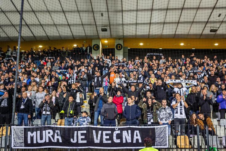 Navijači Mure so napolnili severno tribuno Ljudskega vrta. | Foto: Blaž Weindorfer/Sportida