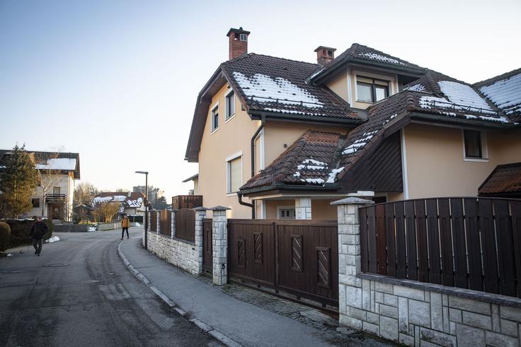 Hiša v Črnučah, kjer je z otrokoma živel ruski vohunski par. Zakonca sta skušala navzven živeti čim manj vpadljivo in sumljivo.  | Foto: Bojan Puhek