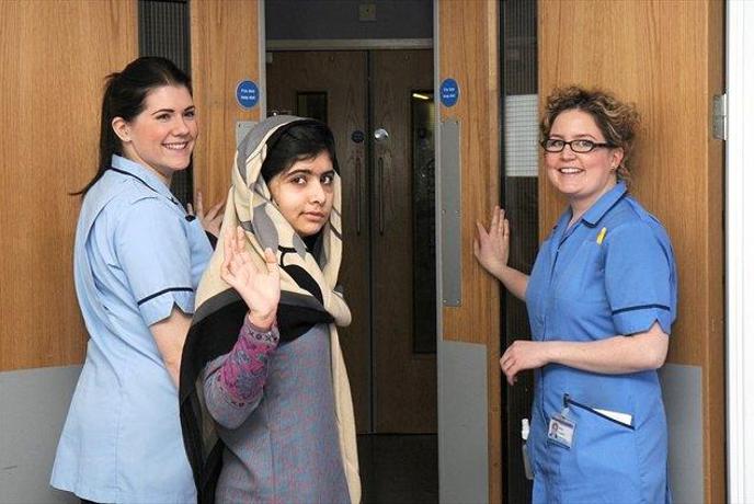 V glavo ustreljena pakistanska najstnica Malala piše avtobiografijo