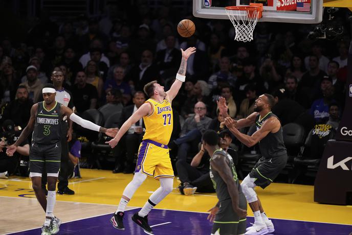 V živo: Dončiću in Lakersom se ne piše nič dobrega, debi Kleberja