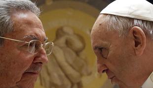 Raul Castro papežu Frančišku hvaležen za pomoč