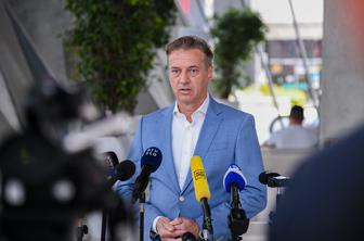 Golob Janšo poziva k sklicu Sveta za nacionalno varnost