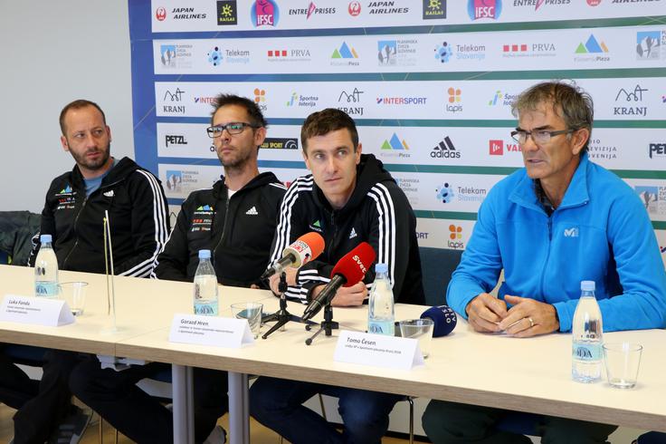 Tomo Česen je (objektivno) navdušen nad uspehi slovenske reprezentance v športnem plezanju. Na fotografiji v družbi trenerskega štaba Gorazda Hrena, Luke Fonda in Urha Čehovina. | Foto: Manca Čujež