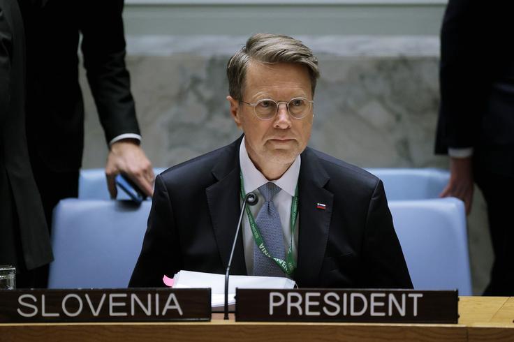 "Naj jasno povem, da zavračamo dovoljenje za to, da bi kdo počel, kar se mu zljubi. Verjamemo v mir, ki temelji na Ustanovni listini, mednarodnem pravu in diplomaciji. Potrebno je odpraviti omejitve pomoči. Treba je izpustiti talce in si resnično, zares resnično prizadevati za mir," je dejal veleposlanik. | Foto: STA