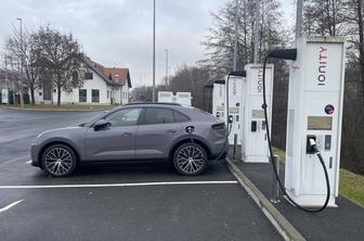 EU že skoraj dosega cilje pri električnih polnilnicah, a marsikje ostajajo vrzeli