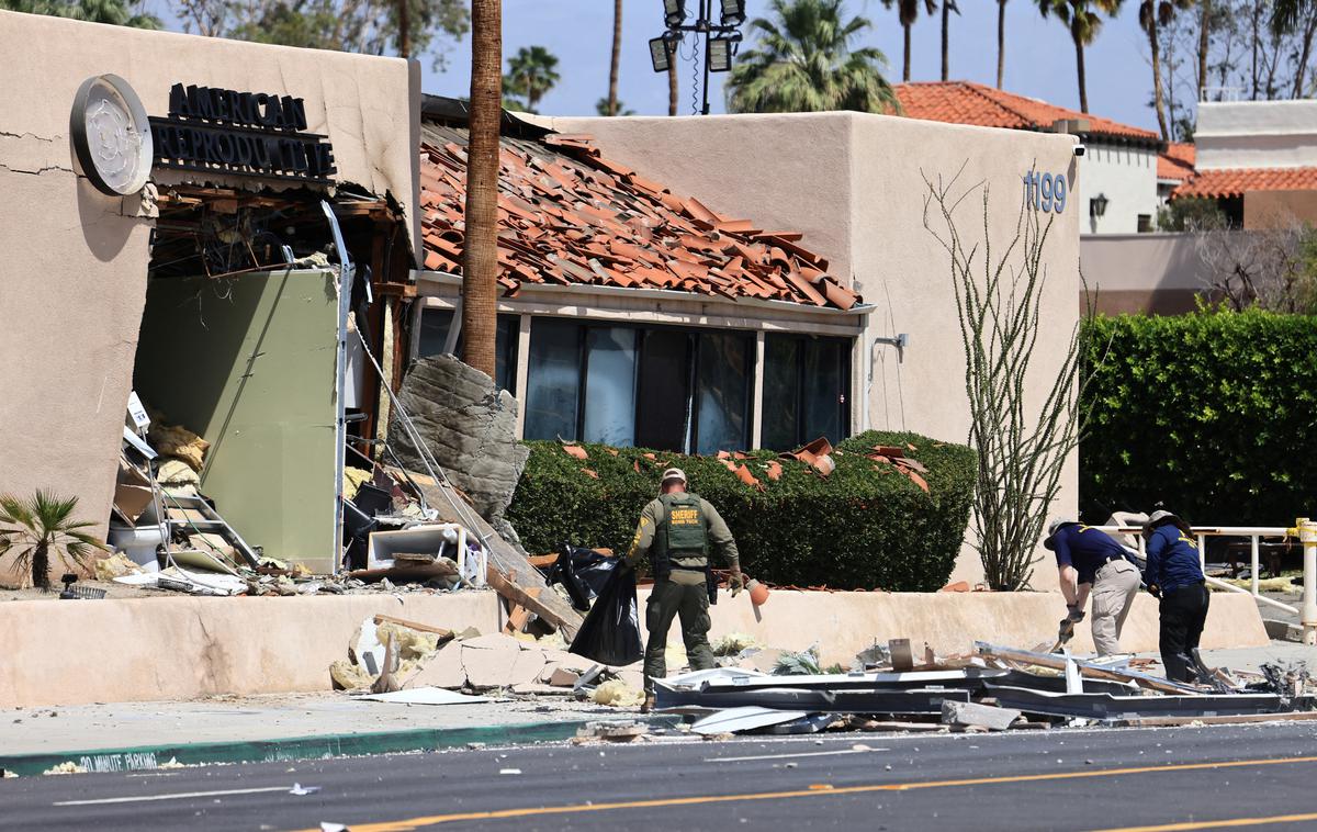 Kalifornija, Palm Springs, napad | V soboto je silovita eksplozija poškodovala stavbo klinike in sosednja poslopja. V preiskavi so ugotovili, da je eksplodirala bomba v avtomobilu osumljenega napadalca. | Foto Reuters