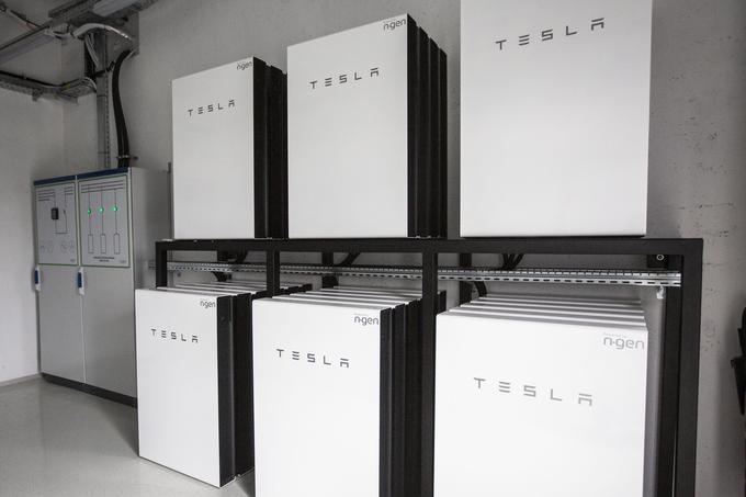 Hranilnik Tesla Powerwall je mogoče namestiti na tla ali steno, tako v notranjih prostorih kot na prostem. | Foto: Bojan Puhek