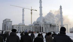 Požar v največji mošeji v osrednji Aziji zahteval življenje