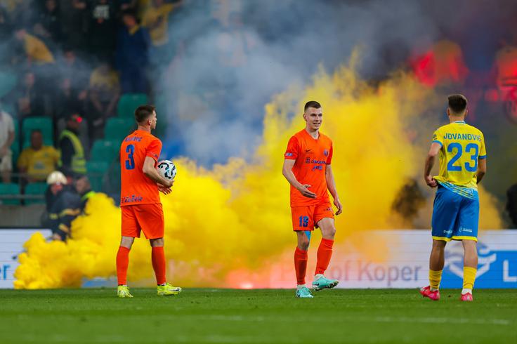 Dvoboj v Stožicah je bil večkrat prekinjen zaradi pirotehničnih vložkov navijačev obeh finalistov pokala. | Foto: Aleš Fevžer