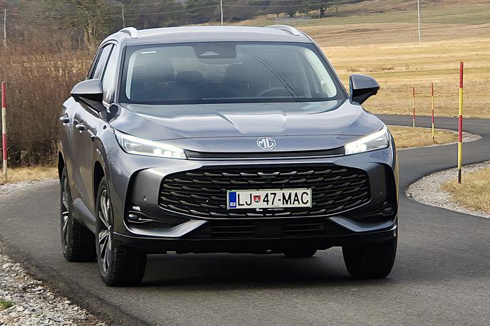 MG ZS | Druga generacija MG HS (2024) je lansko leto s hibridno različico zapolnila prostor med čistim bencinskim in priključno hibridnim pogonom. | Foto Aleš Črnivec
