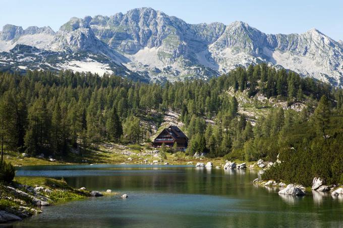 V jesenskem in zimskem obdobju lahko prenočite v zimski sobi Koče pri Triglavskih jezerih, medtem ko je koča že zaprta. | Foto: 